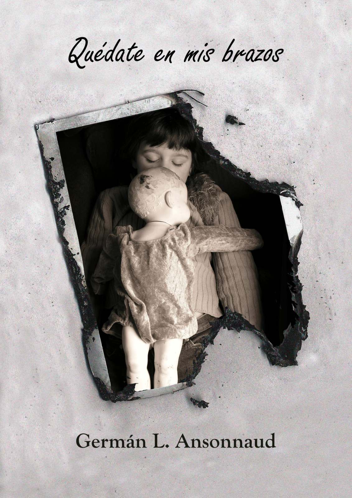 Fotografía en blanco y negro de una niña con los ojos cerrados que abraza una muñeca gastada, dentro de un marco de bordes quemados.